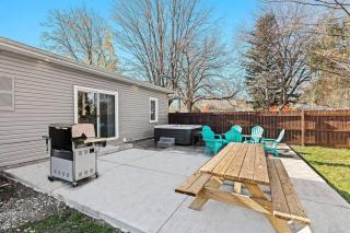 New! Warm & Cozy 3BR w/ Hot Tub, Firepit & BBQ! - Mount Clemens - 4