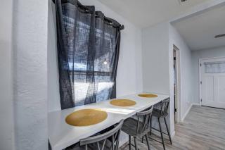 Modern Home-Downtown-3 Bedroom- King Bed - 7