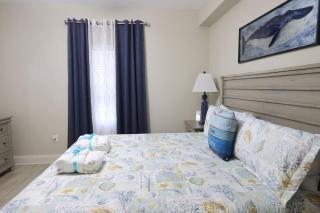 Laketown Wharf 1233 luxury condo - 1
