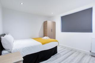 6 - 7 beds-Sleeps 12-Elizabeth Line-Free Parking - Romford - 4