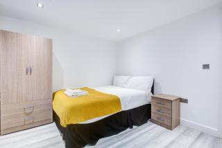 6 - 7 beds-Sleeps 12-Elizabeth Line-Free Parking - Romford - 2