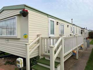 Sealands Highbury next to fantasy island and beach 8 berth beds made up for arrival - 9