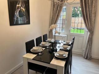 Lingfield House - Spacious 3 Bed Detached Home From Home - Burton upon Trent - 4