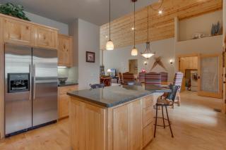 High Altitude at Tahoe Donner - Huge 4 BR with Private Hot Tub, Pool Table, Ping Pong, HOA Amenities - Truckee - 3