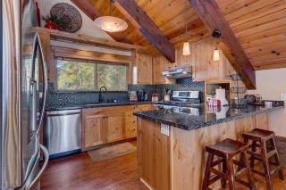 Edelweiss Retreat- Close to Lake and Ski Resorts- Pet Friendly- Hot Tub - Tahoe City - 3