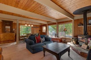 Cozy Wood Cabin- Updated- Hot Tub- Fireplace- Backs to Forest - Carnelian Bay - 8