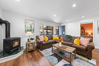 Sandy Cove on the North Shore -Lakeside Cottage with Pier Beach, and HOA Amenities - Tahoe Vista - 8