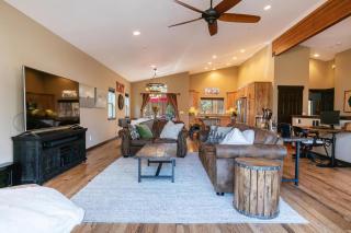 Pinecrest at Winter Creek- Cozy Cabin w Hot Tub, Walk To Downtown Truckee - 4