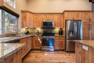 Pinecrest at Winter Creek- Cozy Cabin w Hot Tub, Walk To Downtown Truckee - 1