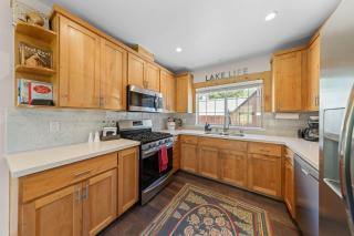 Rustling Grove in Tahoe City - Pet-Friendly, Walking Distance to Downtown and Lake - Private Hot Tub - Tahoe City - 2