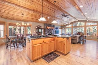 Secret Garden Lodge - 4BR Walking Distance to the Lake, Hot Tub, Close to Ski Resorts! - 6