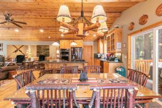Secret Garden Lodge - 4BR Walking Distance to the Lake, Hot Tub, Close to Ski Resorts! - 5