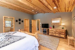 Secret Garden Lodge - 4BR Walking Distance to the Lake, Hot Tub, Close to Ski Resorts! - Carnelian Bay - 2