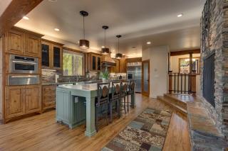 Tahoe Rim Retreat - Spacious 4BR with Pool Table and Private Hot Tub - Pet Friendly! - Kings Beach - 8