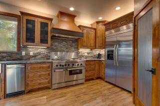 Tahoe Rim Retreat - Spacious 4BR with Pool Table and Private Hot Tub - Pet Friendly! - Kings Beach - 4