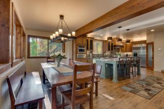 Tahoe Rim Retreat - Spacious 4BR with Pool Table and Private Hot Tub - Pet Friendly! - Kings Beach - 3