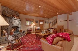 Tahoe Time on North Shore - 4 BR Cabin w Private Hot Tub, Pet Friendly, Walk to Dining - Tahoe Vista - 9