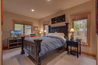 Tahoe Time on North Shore - 4 BR Cabin w Private Hot Tub, Pet Friendly, Walk to Dining - 4