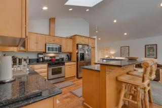 Tahoma Charm on West Shore - Beautiful Open Concept 3 BR w Private Hot Tub - Tahoma - 5