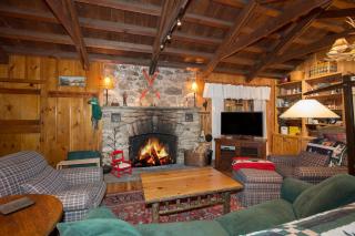 Ward Creek Retreat - Cozy Old Tahoe Cabin w Short Drive to Ski Resorts Pet Friendly - 8