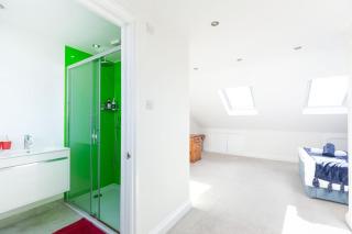 Stunning S/Wimbledon Flat w/parking in London, Uk - 5