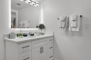 Treetop Retreat! Cozy 2 Bedroom In Heart Of Grove - 1