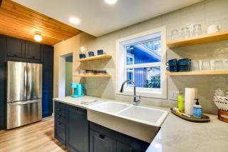 Modern Oregon Getaway with Fireplace, Yard and Deck - 2