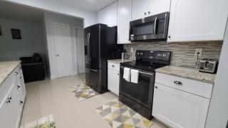 Chardonnay- Luxe home with pool ,spa and close to equestrian - Royal Palm Beach - 9