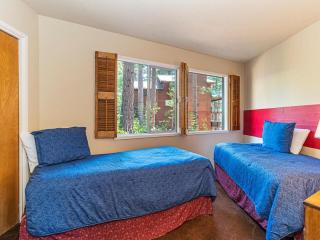 Enjoy the brilliant views of Lake Tahoe from this mountainside Cabin - Incline Village - 2