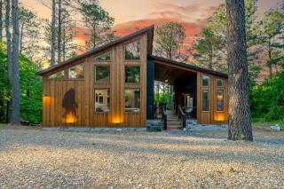 New HGTV Cabin: Hot Tub BBQ Firepit Sleeps 10 - 9