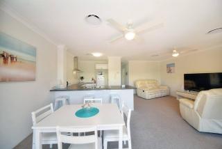 Beautiful 2 Bed Retreat 2 min walk to tramline - Gold Coast - 3