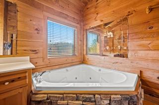 Bearfoot Pines - True Log Cabin - Wi-Fi, Hot Tub, Fishing, Deck with views! - Mins to PF - 1