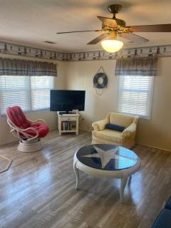Beach Breeze 1, short walk to Atlantic Ocean, pet friendly, very quiet & family friendly - Myrtle Beach - 4