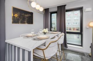 Luxurious Apartment with Two Bedrooms and Parking in Gdynia by Noclegi Renters - Gdynia - 1