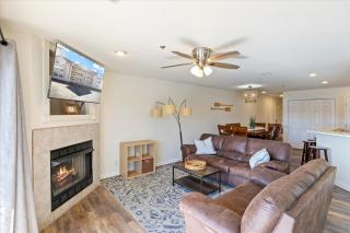 Waterfront Condo with Lakeside Pool - 4