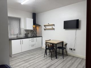 Hills View Apartments - Manchester - 1