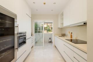 Holiday home, with sea views, south facing and close to the golf course and the beach, in Elviria Hills - 3