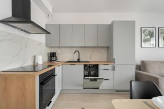 Tasteful Beige Apartment with Parking by Noclegi Renters - Poznań - 8