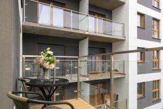 Tasteful Beige Apartment with Parking by Noclegi Renters - Poznań - 7