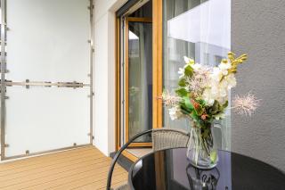 Tasteful Beige Apartment with Parking by Noclegi Renters - Poznań - 4