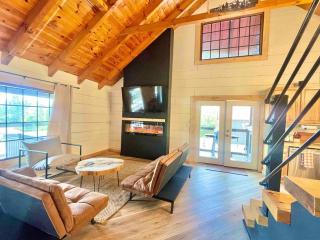 Modern lake side nest• HOTUB Fenced YARD king beds - Sevierville - 5