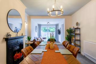 4BR Stylish and Elegant Bungalow with Free Parking - 8