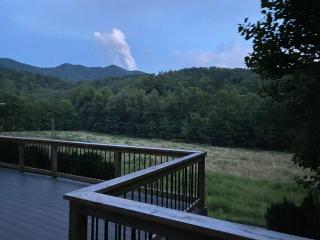 Mountain Magic~Hot Tub, Fire pit, Foosball - Bakersville - 6