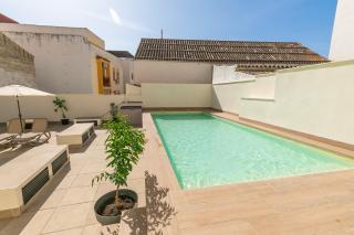 Pilar8 - Apartamento céntrico y moderno con piscina y parking - Jaén - 0
