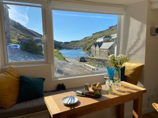 Harbour Light - Boscastle - 0
