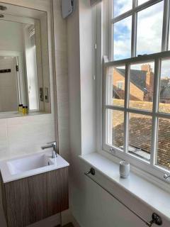 CC - Central Location Top Floor 2 Bed Deluxe Modern Apartment - 2