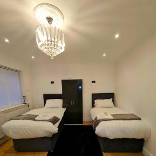 JAh LODGE BRSITOL BIG HOUSE FREE PARKING 20 PERCENT OFF WEEKLY MONTHLY STAY BUSINESS CONTRACTOR STUDENTS RELOCATIONS 5BED - Bristol - 4