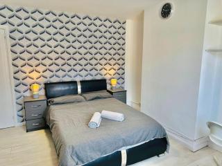 Spacious Lovely 4 Bedroom House - Ilford - 0