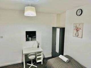 Spacious Lovely 4 Bedroom House - Ilford - 4
