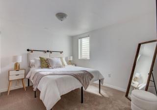 Denver Basecamp-10mins from DT - Hot Tub - Large Yard - 2